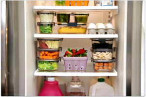 Uma bancada de cozinha organizada com potes de vidro contendo alimentos, uma tábua de corte com legumes, simbolizando o ciclo do alimento.