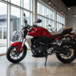 Motocicleta Honda CG 160 vermelha em concessionária do consórcio Honda