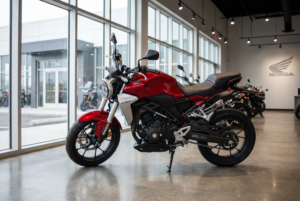 Motocicleta Honda CG 160 vermelha em concessionária do consórcio Honda